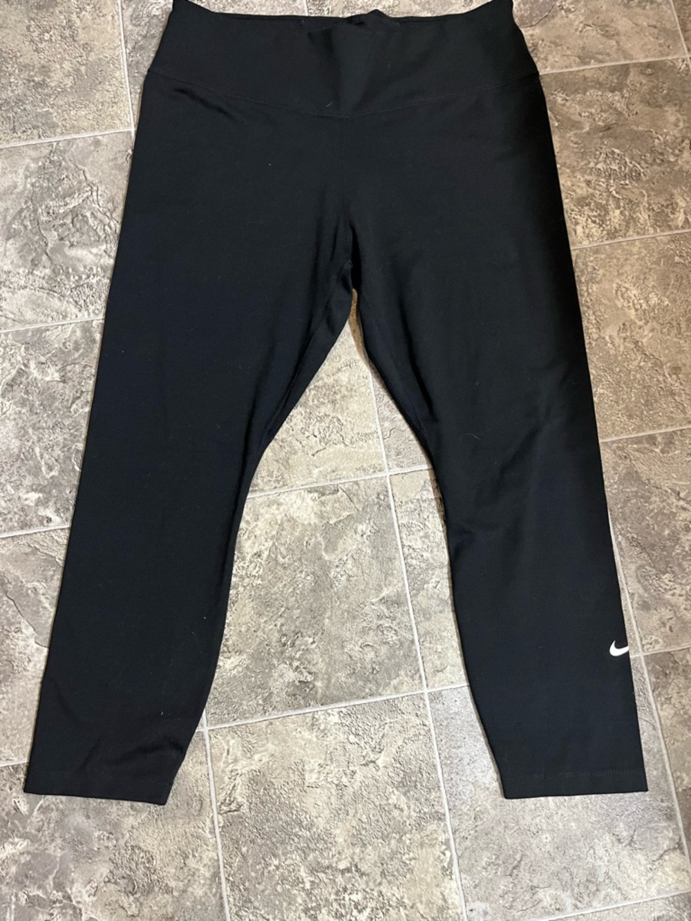 Like New - Nike Black Women’s Cropped Capri Length Performance Leggings Size L